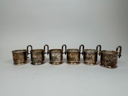 Six tasses ou supports de verre en métal...