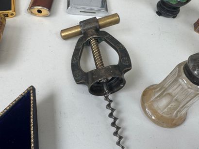 Important lot d'objets de vitrine comprenant...