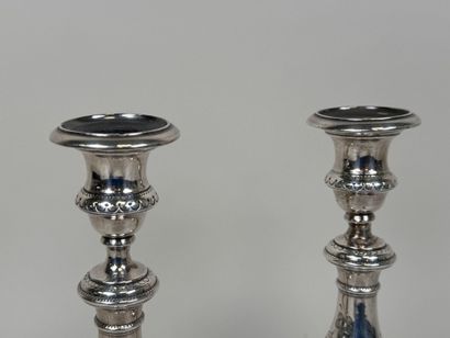 Paire de bougeoirs en bronze argenté et ciselé...