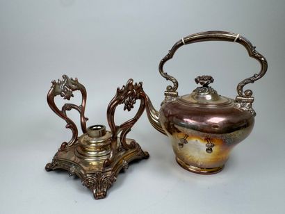 Samovar en métal argenté à décor de feuillages...