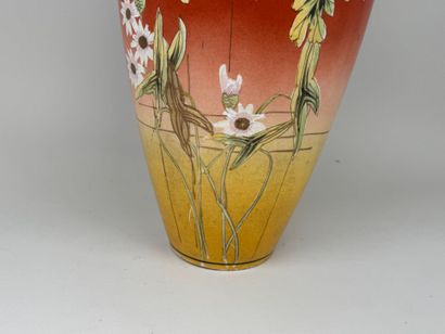 ASIE, XXe.
Important vase en céramique polychrome...