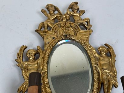 Paire d'appliques en bronze ou laiton à décor...