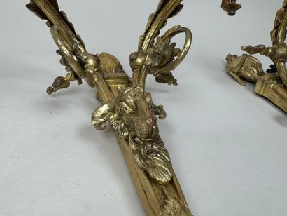 Trois appliques en bronze doré à décor de...