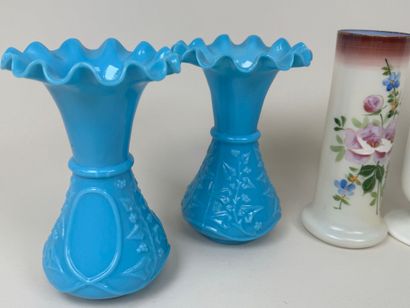 7 vases en verre opalin, certains à décor...