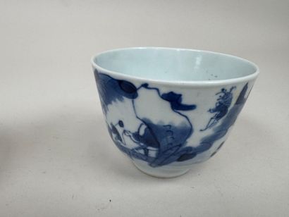 ASIE, XXe.
Lot en porcelaine polychrome comprenant...