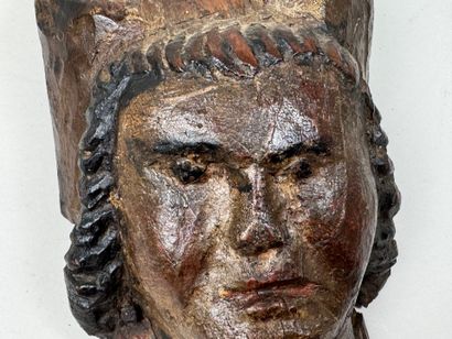 Élément en bois sculpté et patiné figurant...