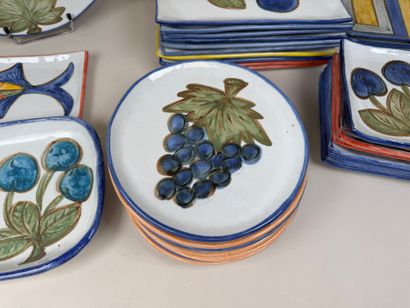 Partie de service de table en céramique polychrome...