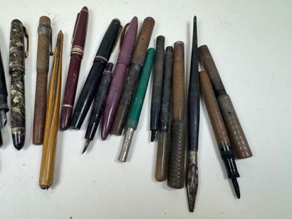 Collection de 23 stylos plumes ou porte-plumes.
(manques,...