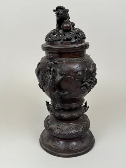 ASIE, XXe.
Brûle-parfum en bronze patiné...