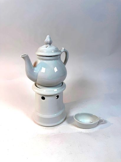 France, fin XIXe.
Tisanière en porcelaine...