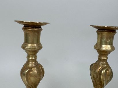 Paire de bougeoirs en bronze doré et ciselé...