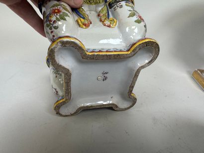 Petit lot en faïence et porcelaine polychrome...