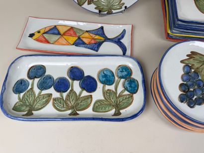 Partie de service de table en céramique polychrome...
