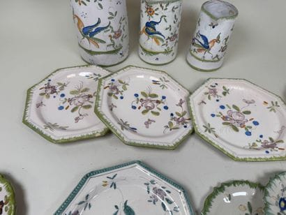 Lot en faïence polychrome à décor d'échassiers,...