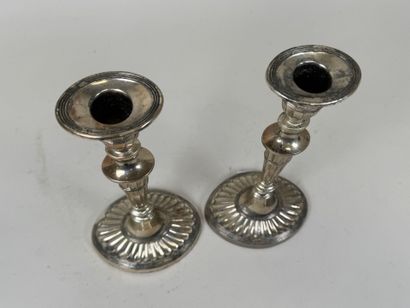 Paire de bougeoirs en métal argenté, le pied...
