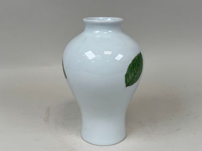 HAVILAND à Limoges.
Vase en porcelaine polychrome...
