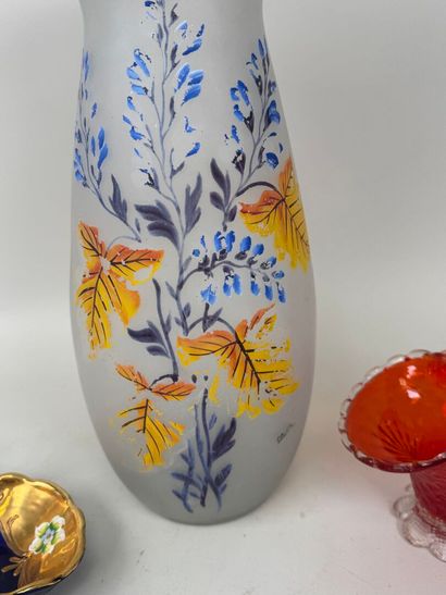 Important vase en verre satiné à décor peint...