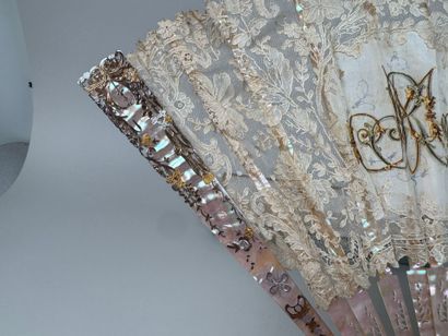 Éventail en nacre et dentelle à décor d'une...