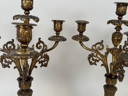 Paire de flambeaux en bronze doré et ciselé...