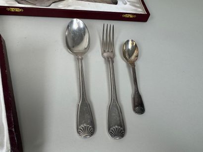 ERCUIS.
Partie de ménagère en métal argenté,...