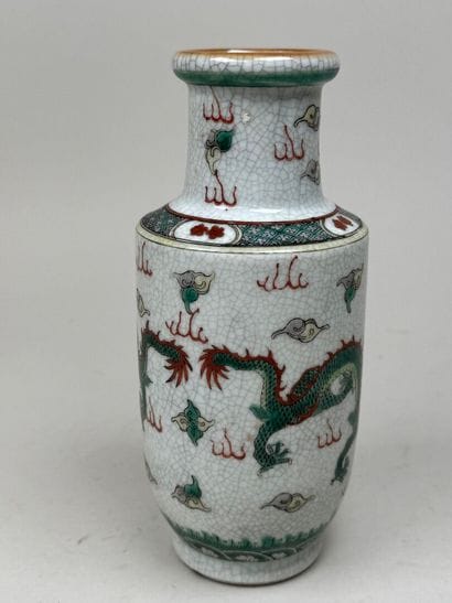 ASIE, XXe.
Petit vase en porcelaine polychrome...