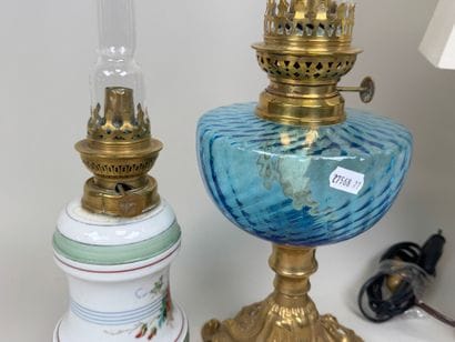 Lot de 3 lampes à pétrole en porcelaine polychrome,...