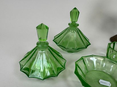 Partie de nécessaire de toilette en ouraline...