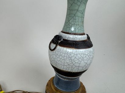 Lampe en céramique chinoise agrémentée d'une...
