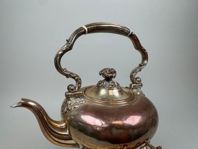 Samovar en métal argenté à décor de feuillages...