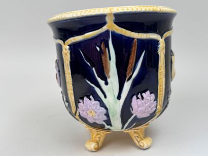Cache-pot en barbotine polychrome à décor...