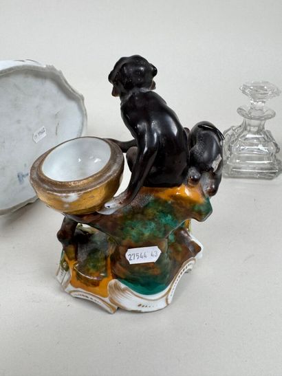 Lot comprenant :
- un groupe en porcelaine...