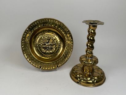 Petit plat à offrandes en cuivre à décor...