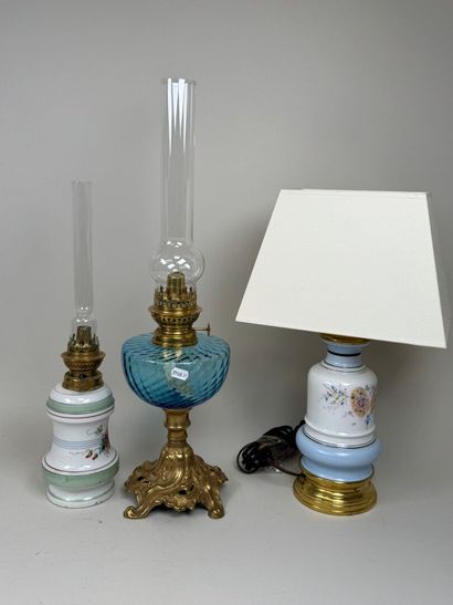 Lot de 3 lampes à pétrole en porcelaine polychrome,...