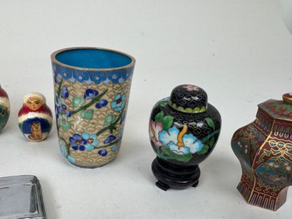 Important lot d'objets de vitrine comprenant...