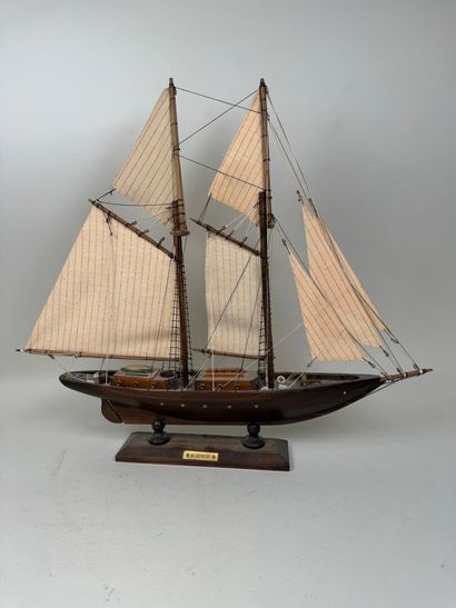 BLUENOSE, XXe.
Maquette de bateau en bois...