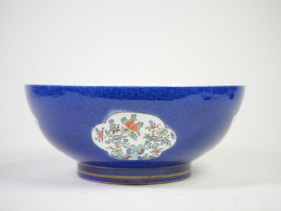CHINE, XXe. 
Saladier en porcelaine bleue...