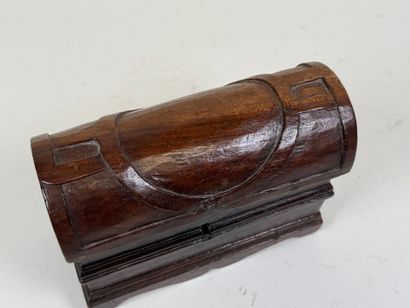 Coffret en bois mouluré et sculpté.
Travail...