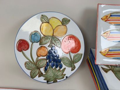 Partie de service de table en céramique polychrome...