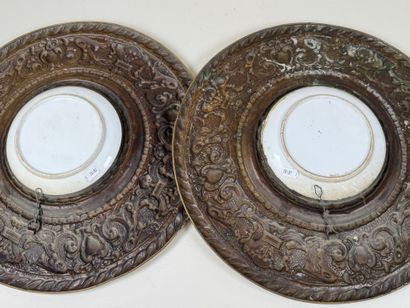 Paire de plats circulaires en laiton repoussé...