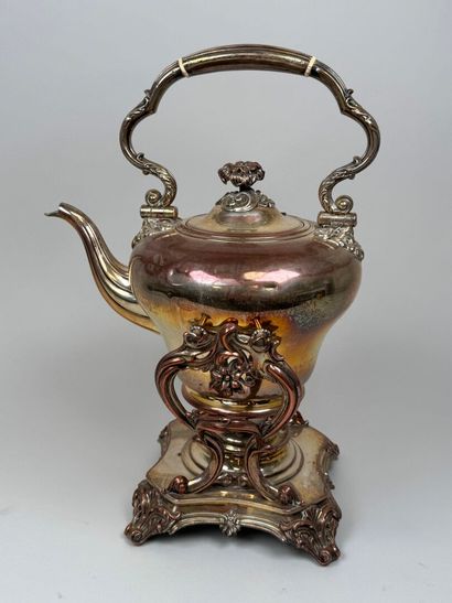 Samovar en métal argenté à décor de feuillages...