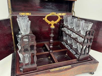Cave à liqueur en bois et filets de laiton,...