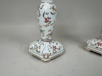 Paire de bougeoirs en porcelaine polychrome...