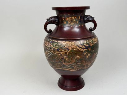ASIE, XXe.
Vase en bronze cloisonné et polychrome...