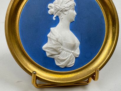 École XXe.
Profil de femme.
Miniature en...