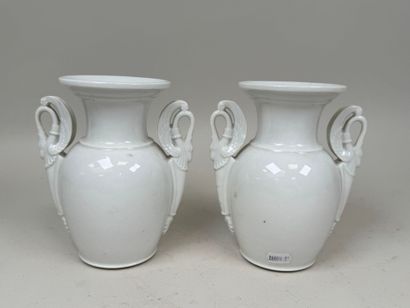 Paire de petits vases balustres en porcelaine...