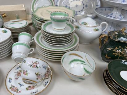 Important lot en porcelaine et faïence comprenant...