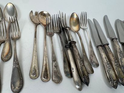 Lot en métal argenté et argent fourré comprenant...