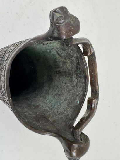 Seau à eau bénite en bronze patiné à décor...