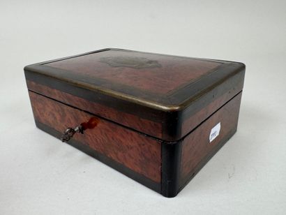 Coffret rectangulaire à bijoux en bois et...