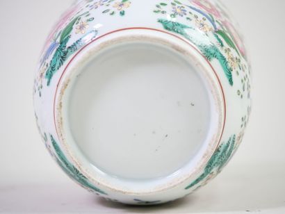 CHINE, XXe. 
Pot couvert en porcelaine polychrome...
